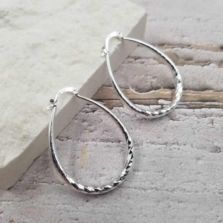 Treasure Wholesale - Textured Yellow Gold & Silver Oval Hoop Earrings: Gold