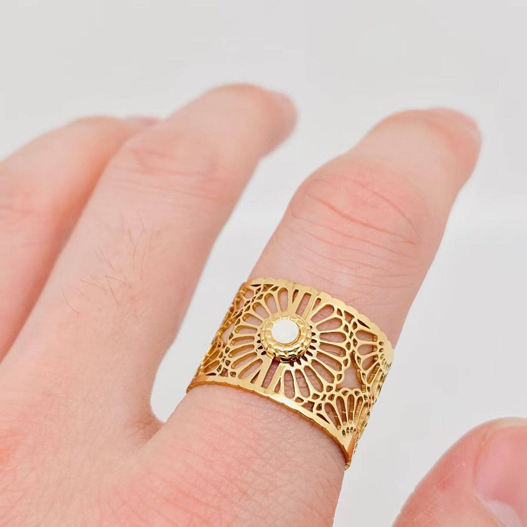 Mio Queena - Shell Hollow Flower Design 14K Gold Plated Ring