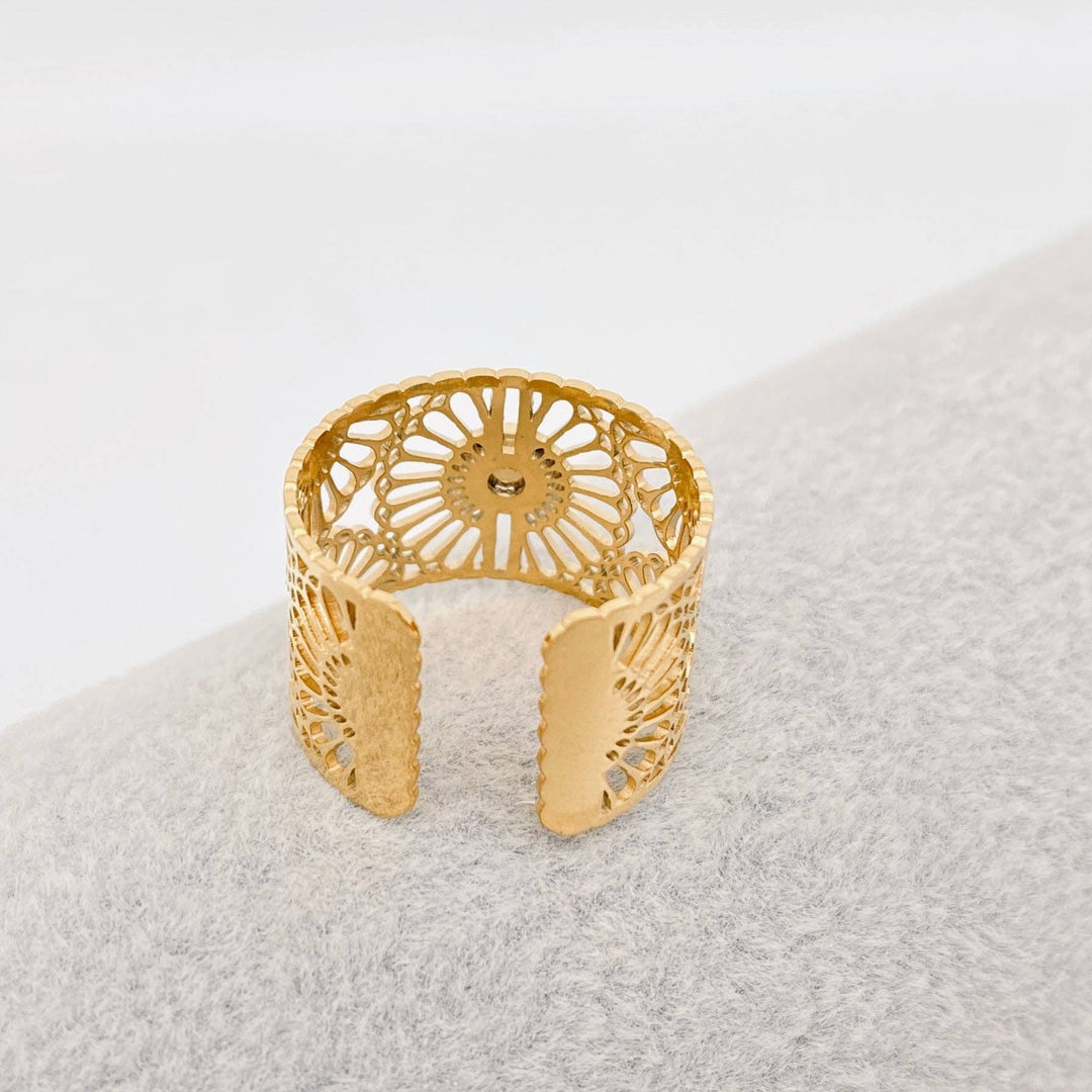 Mio Queena - Shell Hollow Flower Design 14K Gold Plated Ring