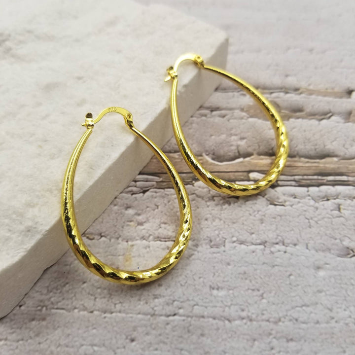 Treasure Wholesale - Textured Yellow Gold & Silver Oval Hoop Earrings: Gold