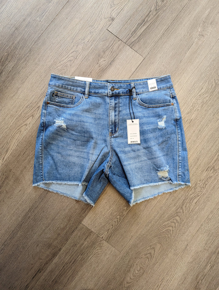 Judy Blue Medium Blue Plus size shorts with frayed hem jb150059
