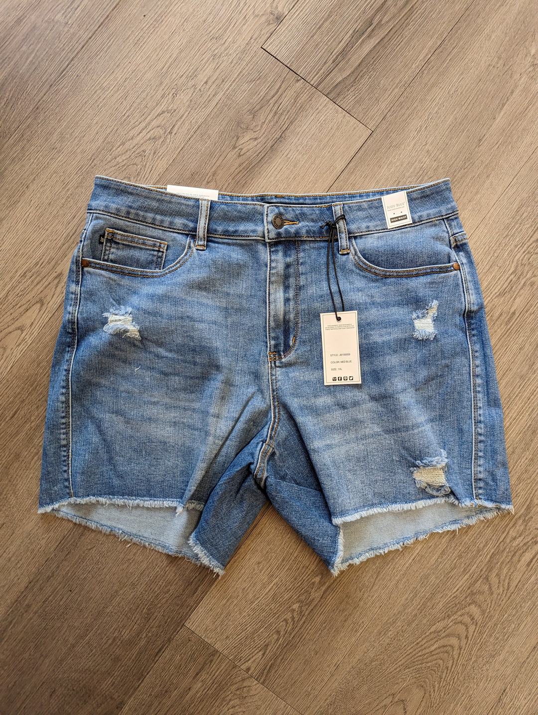 Judy Blue Medium Blue Plus size shorts with frayed hem jb150059