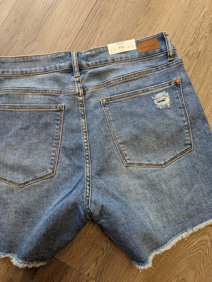 Judy Blue Medium Blue Plus size shorts with frayed hem jb150059