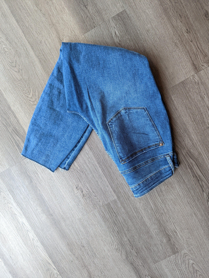 Judy Blue Relaxed fit Sunflower Embroidered Jeans - Esme and Elodie